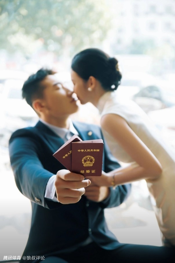 恭喜！新疆男篮球员李炎哲社媒晒与爱人领取结婚证的动态引关注