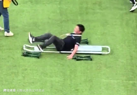  张雪机车老板现场助阵铜梁龙 路过担架顺势躺下搞笑举动引欢呼