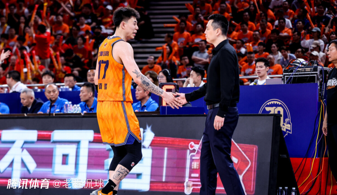 张镇麟：最后3分钟在替补席太漫长 我已经很多年没被罚下