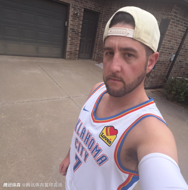  雷霆球迷在场边假扮霍姆格伦！晒视频放话：由我亲自来限制文班亚马