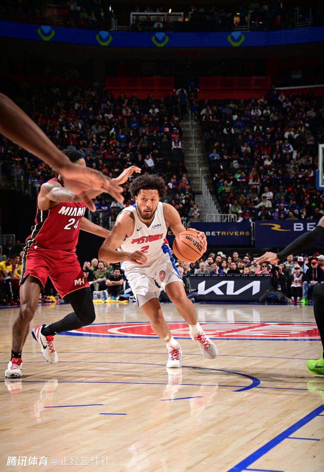 活塞状元成罪人提前出手导致被绝杀主帅为其辩解队友怒踢篮球泄愤