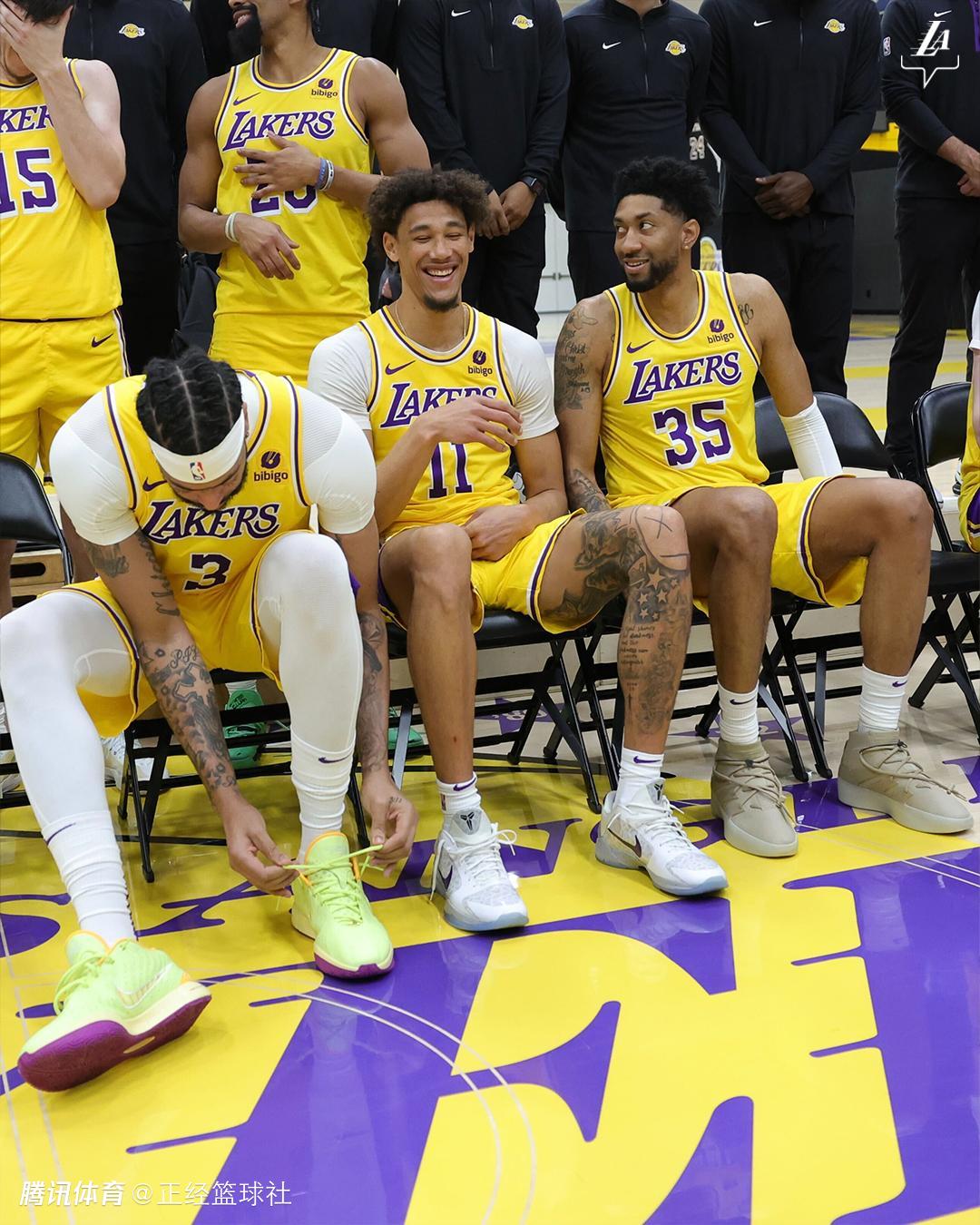 社区>nba社区>热议nba>湖人全队拍摄全家福!