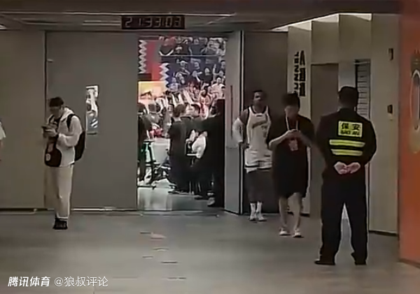  CBA生涯之夜成背景板！广厦外援布朗在球员通道飞踢铁板泄愤惹争议