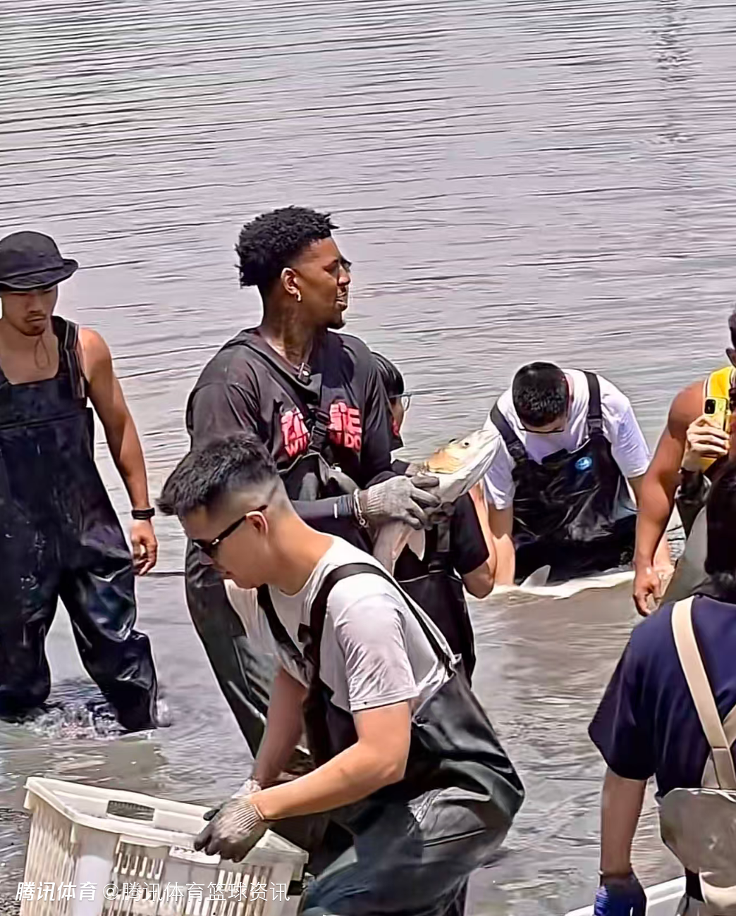 很接地气！尼克-杨坐三蹦子前往钓场 参与网红包塘抓鱼活动  