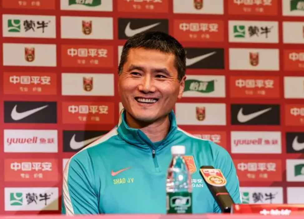 体坛周报：邵佳一主场首秀派最强阵容，韦世豪等老将出战泰国