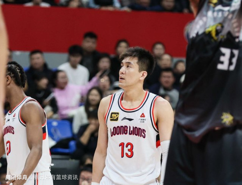 郭艾伦随广州男篮抵达沈阳 调侃现场球迷:你们多少有点退步了