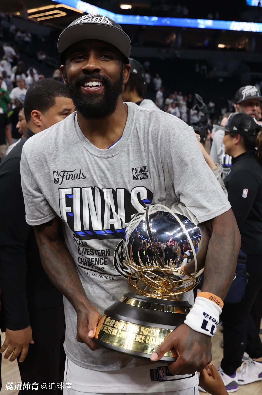 抱西部冠军奖杯离场 离开詹皇后首次重返总决赛_热议nba社区_腾讯体育