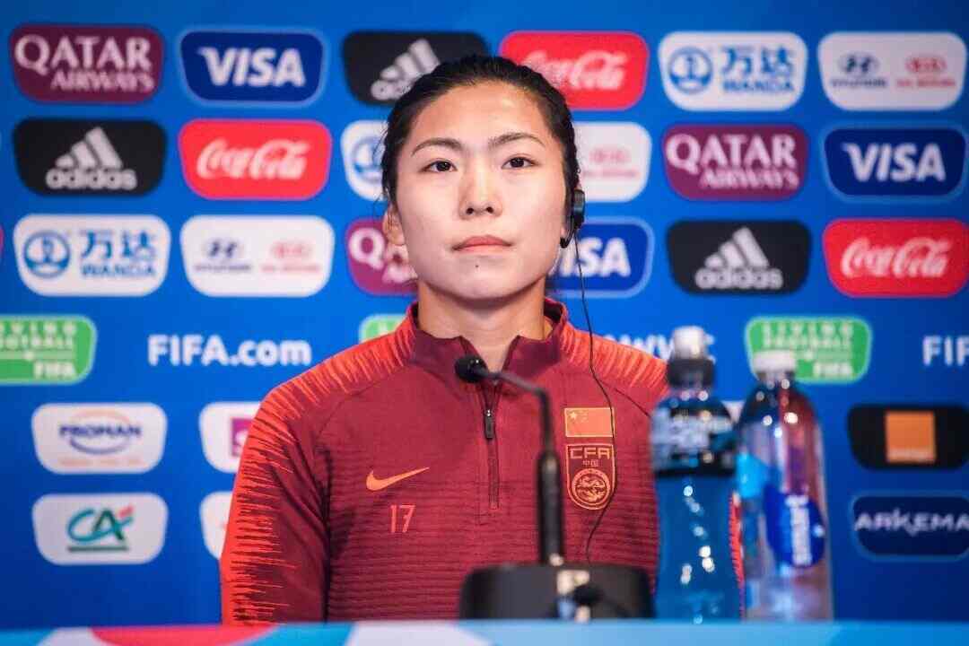  足球报：中国女足对阵俄罗斯考察新人，古雅沙退役展玫瑰情怀