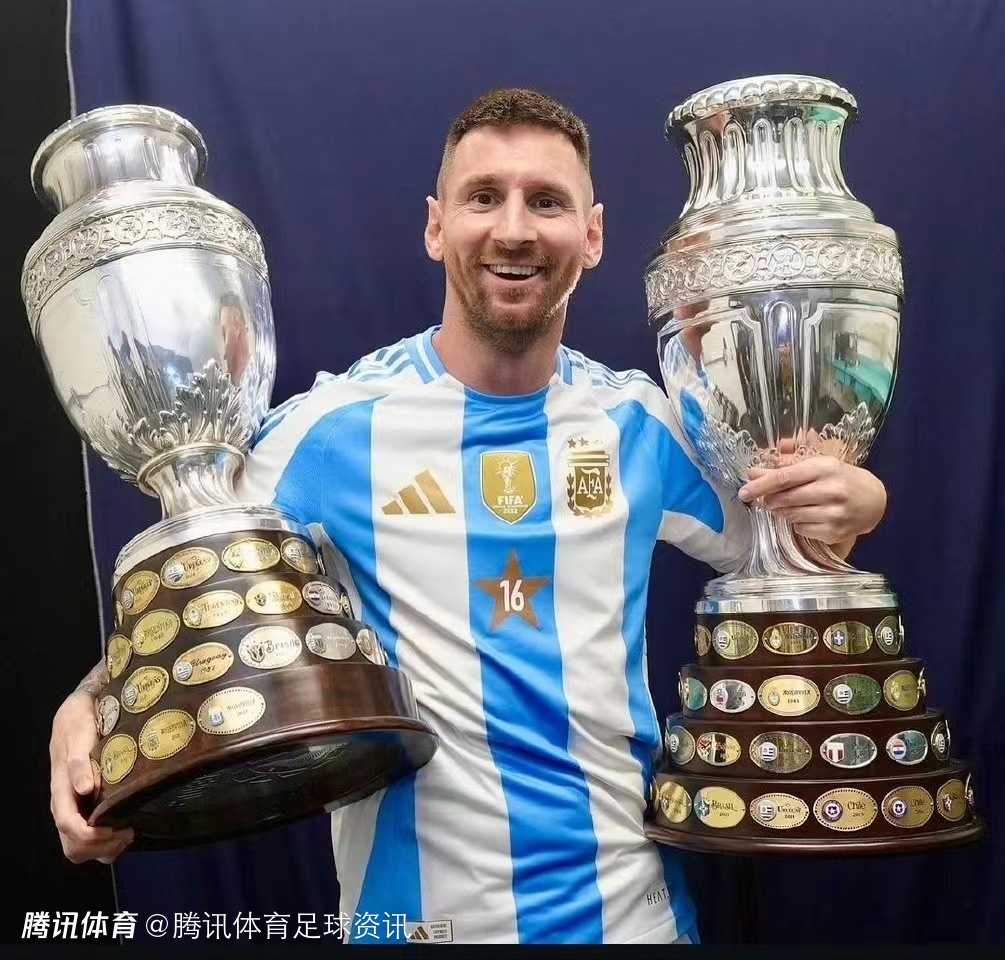 梅西社媒晒手捧两座美洲杯奖杯照片:再添一座冠军