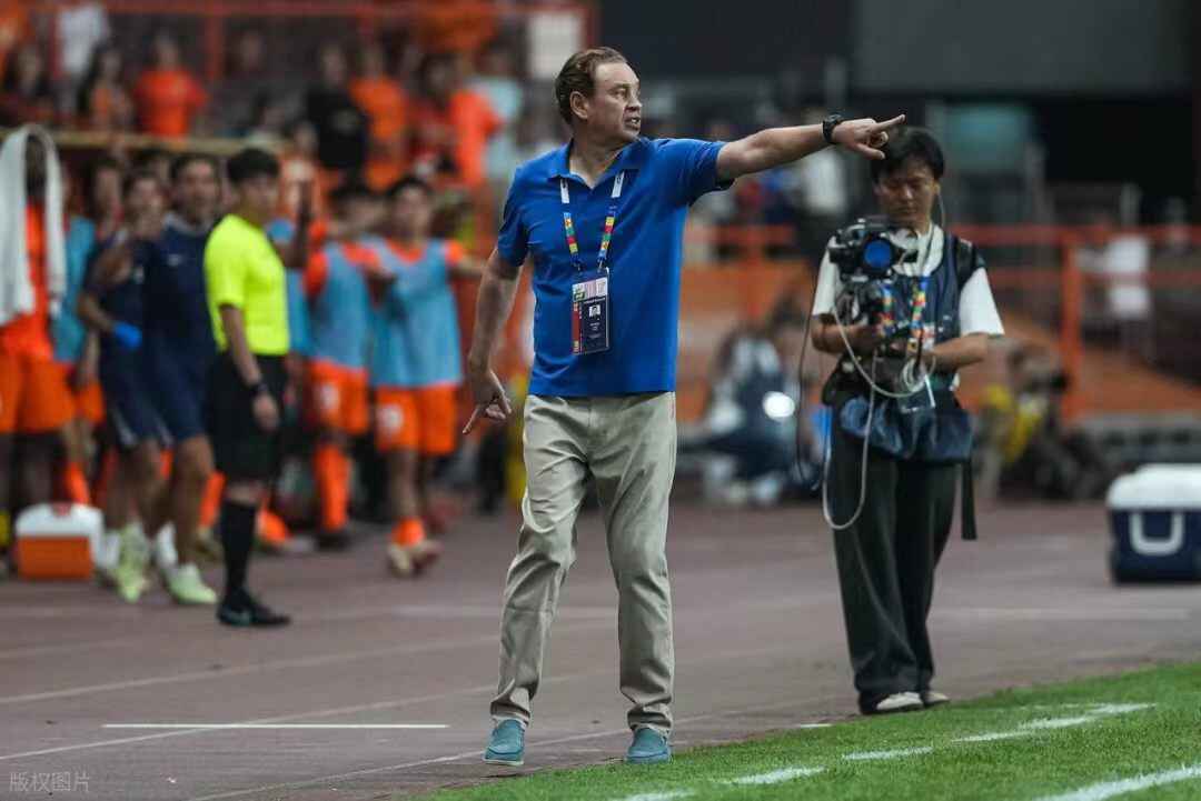 记者：申花未来三战只能单外援应战，汪海健缺席赛前训练