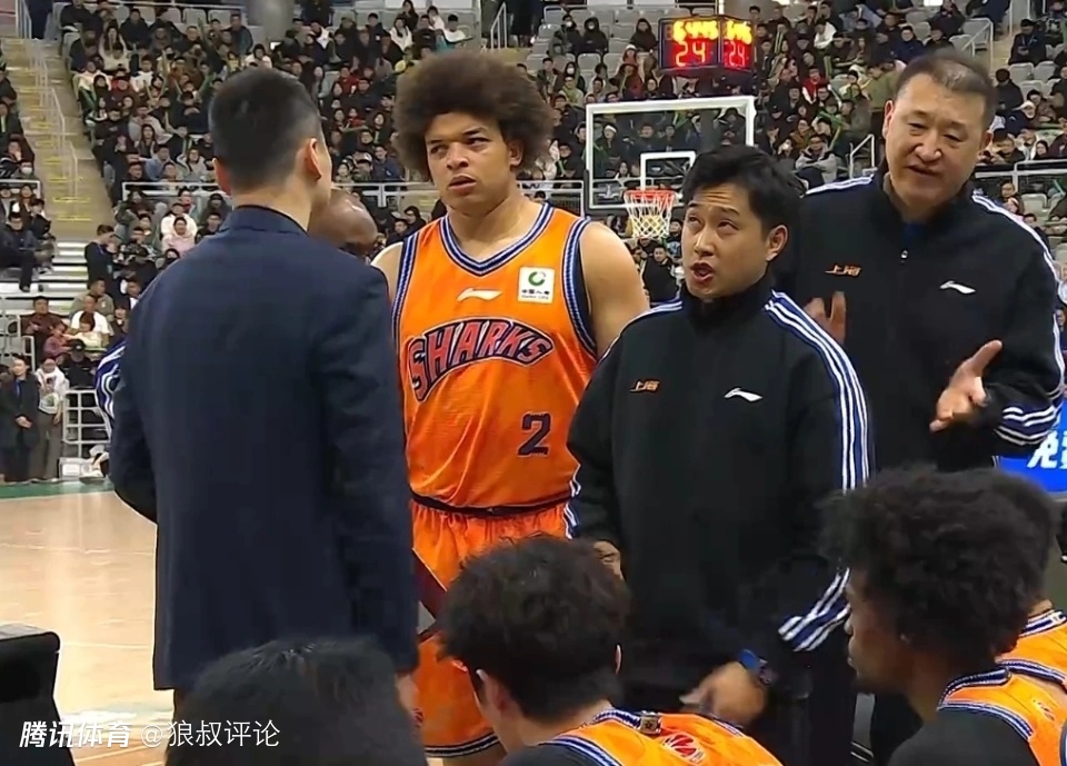 媒体人：洛夫顿是本赛季CBA第一高薪 和卢伟有摩擦上海动过换他的想法