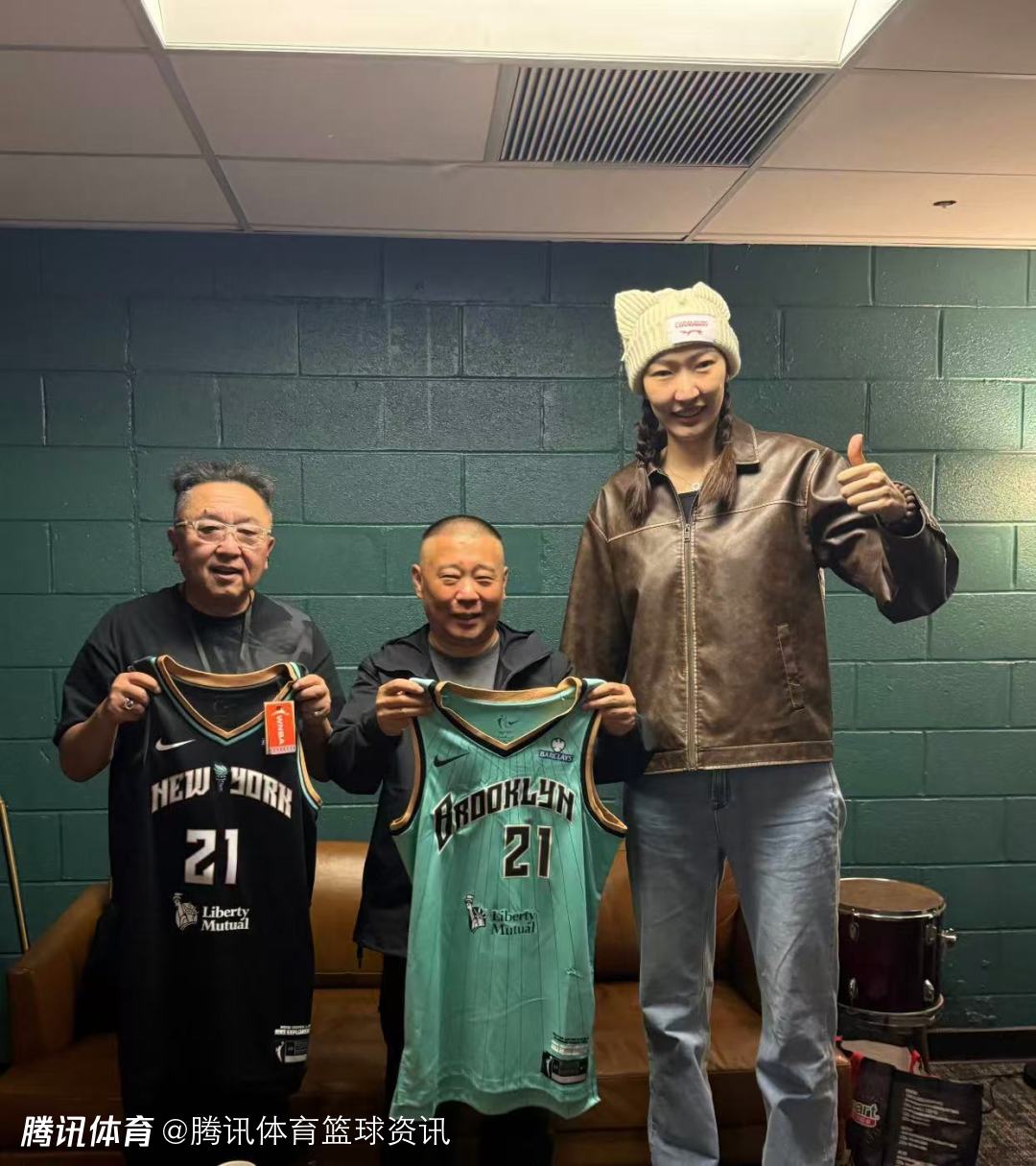 纽约听相声！韩旭与郭德纲于谦合影 赠送二人纽约自由人球衣