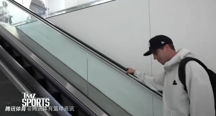  里夫斯现身机场！明确表态想要留在湖人 和詹姆斯东契奇继续并肩作战