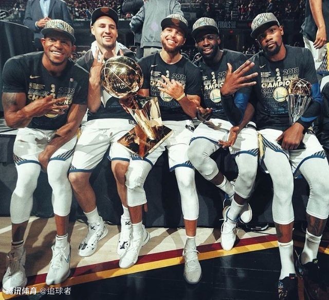 社区>nba社区>热议nba>勇士晒合影纪念两连冠!当年夺冠阵容还剩谁?