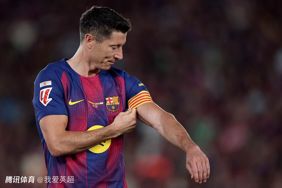 37岁莱万告别诺坎普！离场时痛哭+被队友抛起致敬，9万球迷起立鼓掌