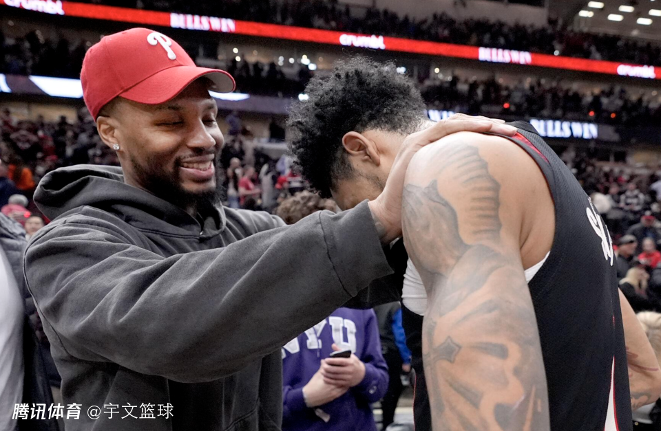 心系老东家利拉德现场观赛开拓者引热议目睹前队友丢绝平神情揪心