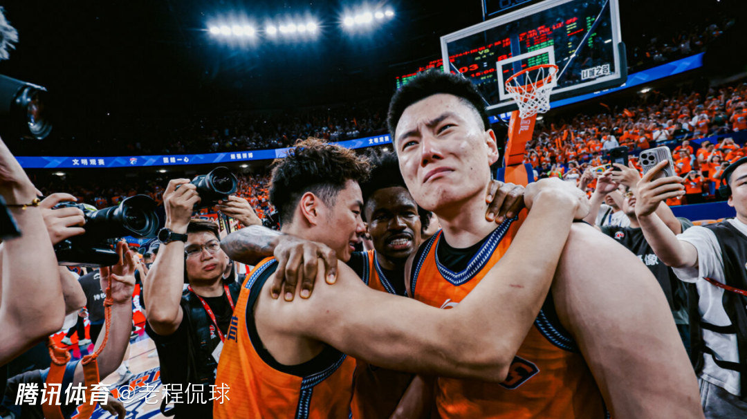 图右为李弘权