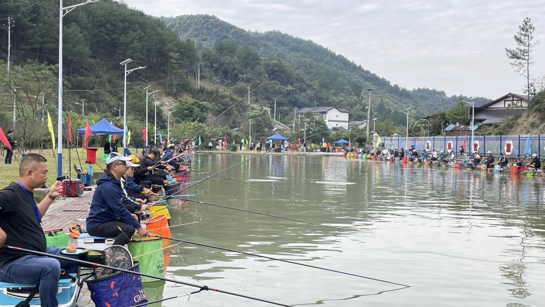 重慶市第十二屆全民健身運動會釣魚比賽在萬盛舉行300餘名釣手拋竿