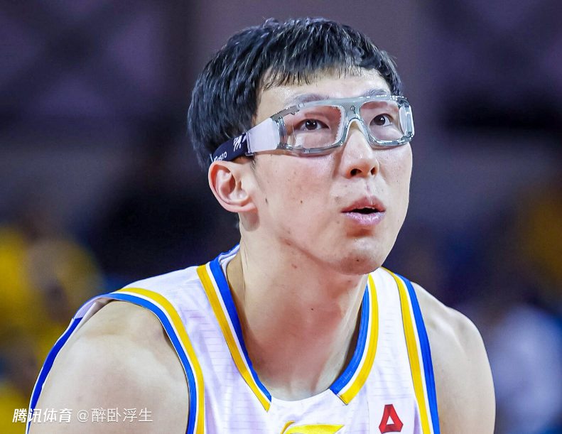 全场唯一两双！周琦6中5高效11+10屡送暴扣 完胜王哲林统治内线