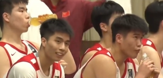 热议中国U18男篮惜败日本：张懿赵杰领衔小将越级挑大梁 裁判多次抢镜