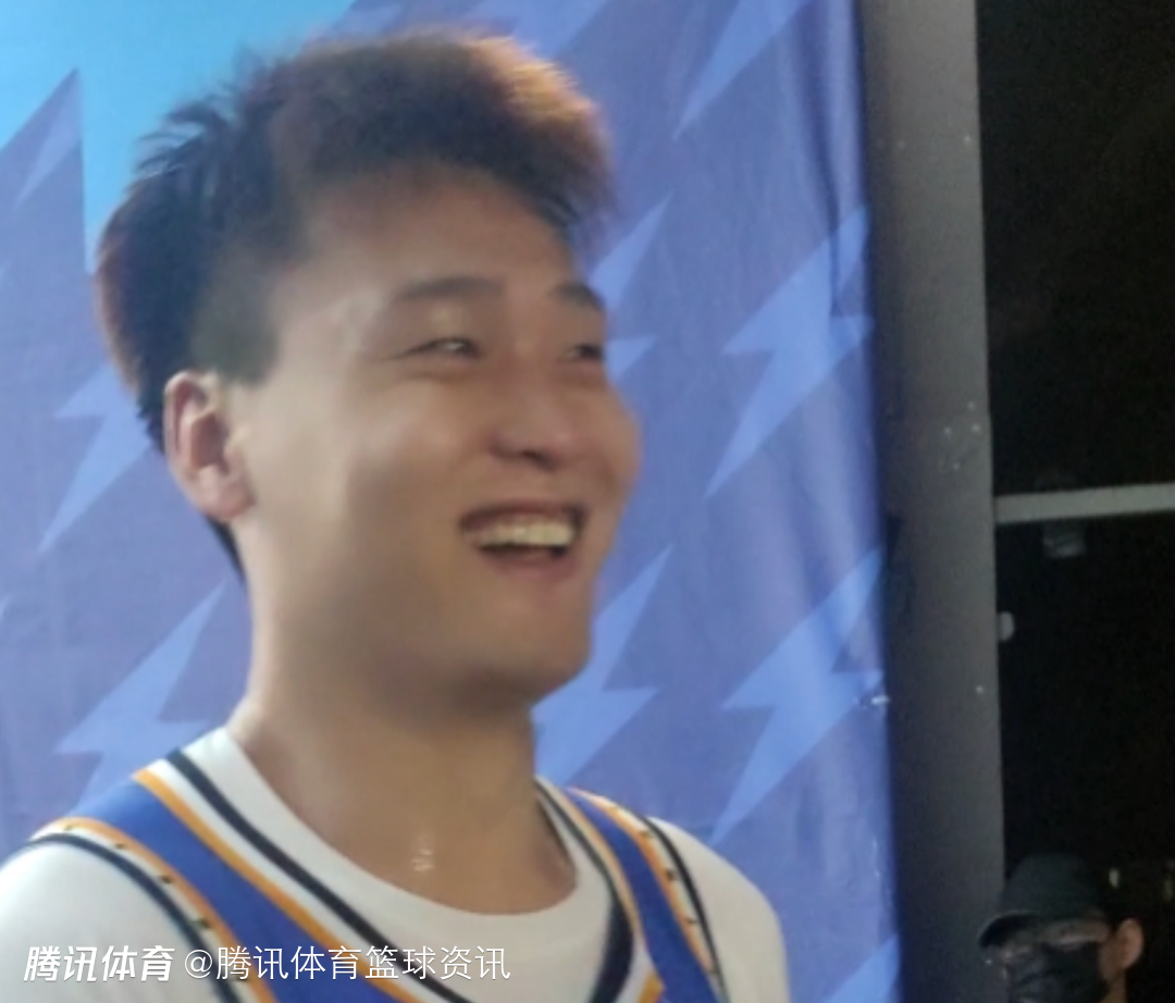  心态挺好！赛后有球迷朝球员通道怒吼赵睿滚蛋 后者微笑回应