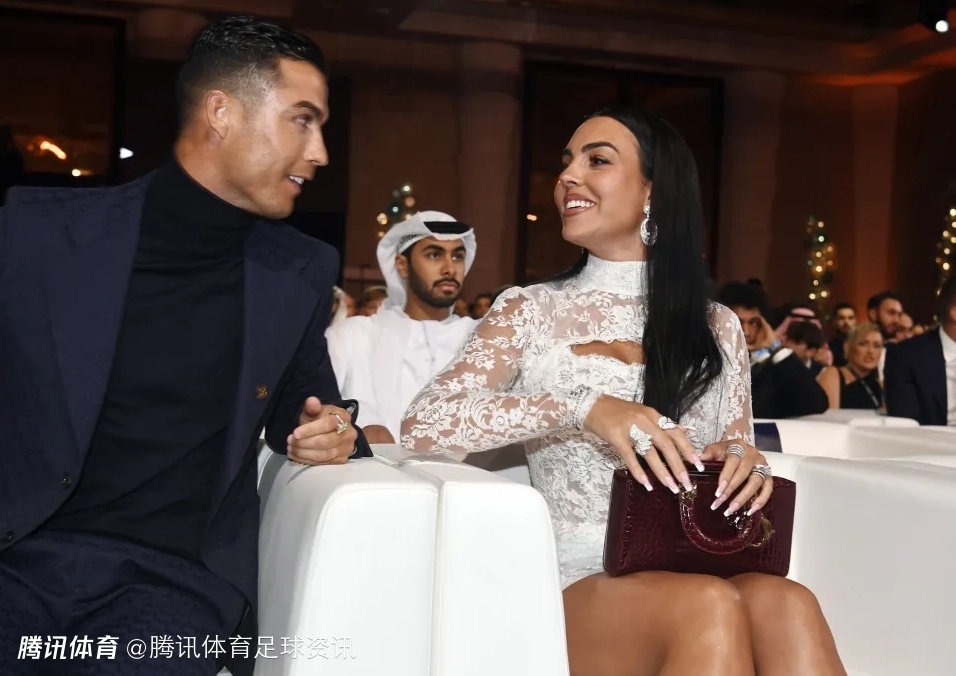 乔治娜晒与c罗亲密合影陪伴世界最佳一生的挚爱