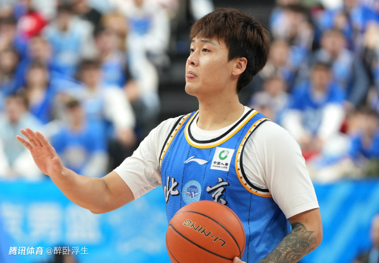 京粤大战半场战平：北京一度轰20-4 徐杰11+3三分压赵睿7分