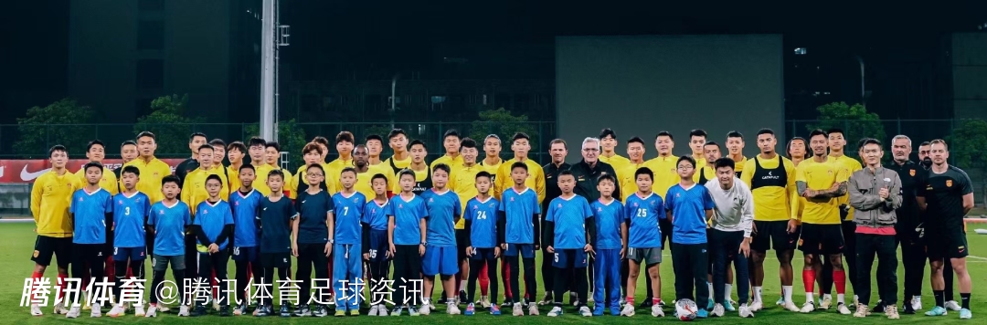 袁甲艾克森没出现在国足的合影当中大概率应该落选了