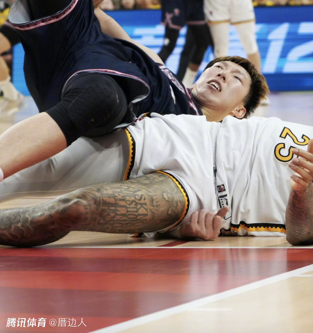 争议!杜锋吐槽辽宁多次放倒周琦被质疑双标 爱徒上腿顶翻赵继伟
