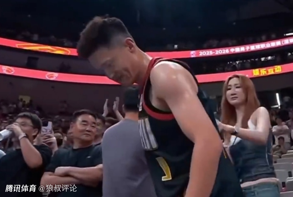  生涯最后一季？周鹏赛后拥吻妻子 与现场球迷击掌疑似告别
