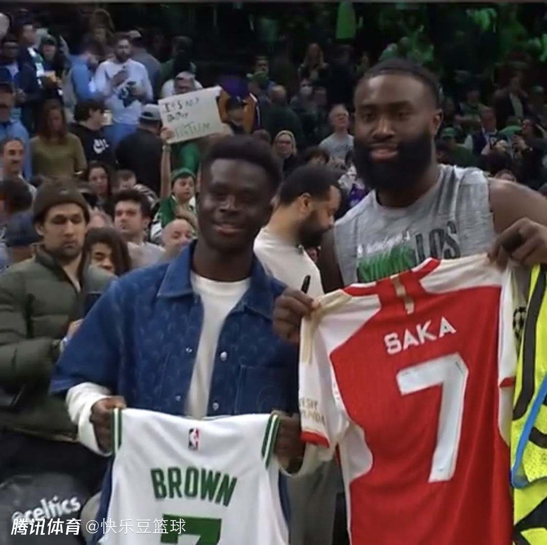 排面萨卡杰伦布朗合影交换球衣