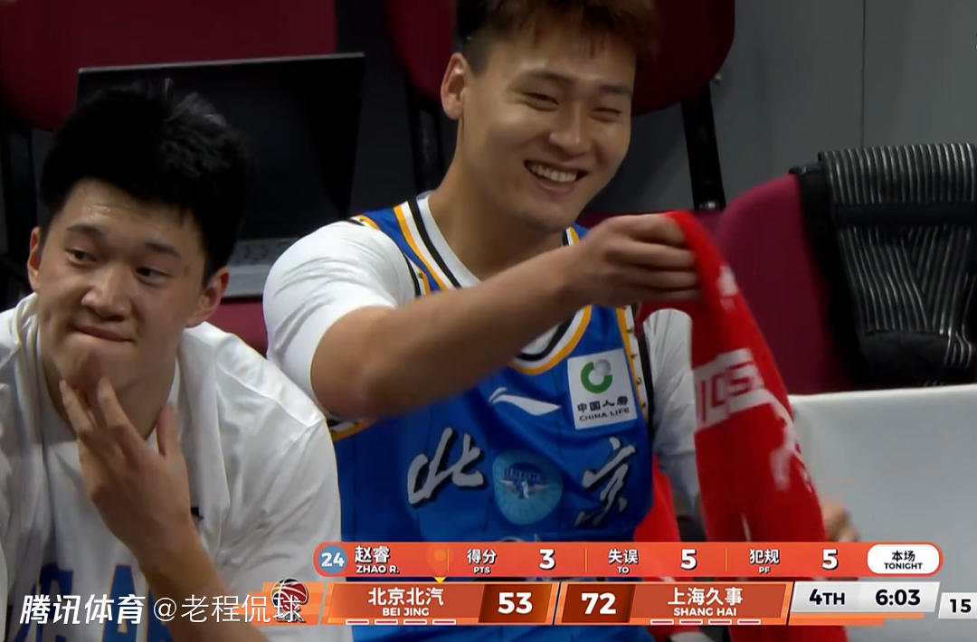  赵睿职业态度引发争议：个人3分5犯5失误 落后19分被换下仍笑