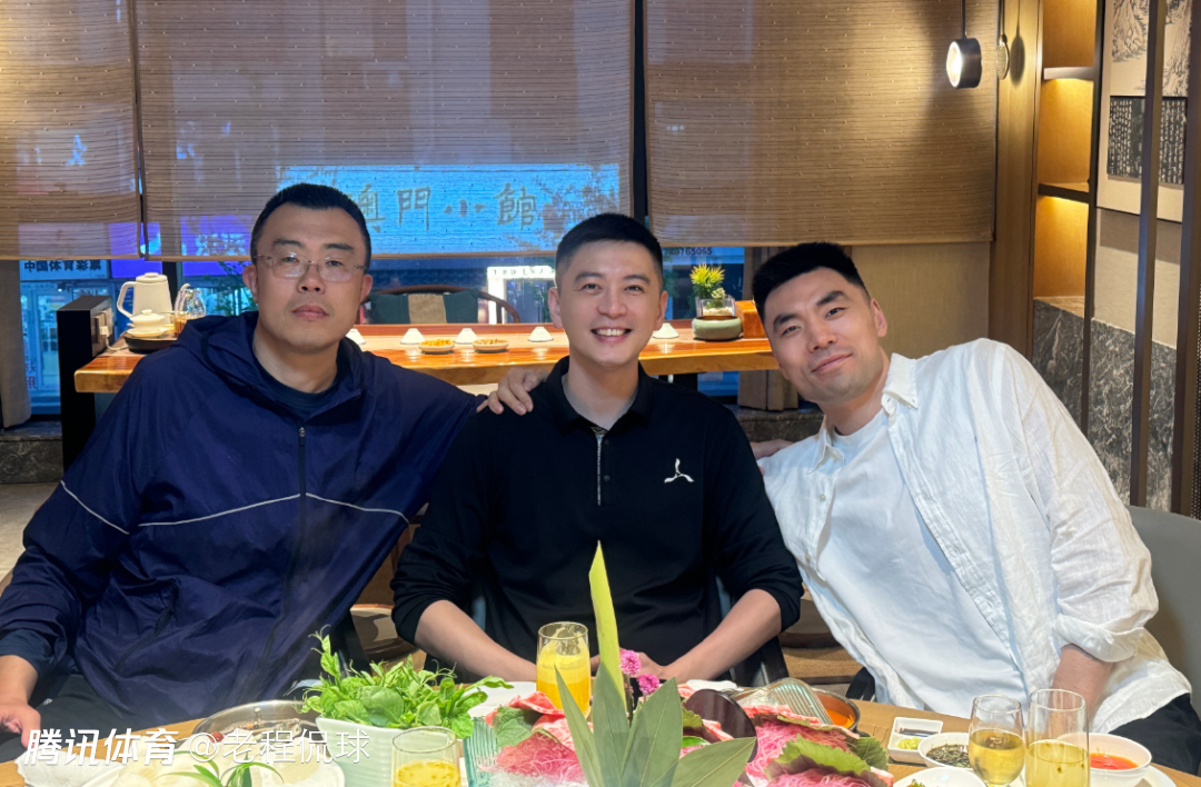 杨鸣晒和韩德君李晓旭聚餐合影 社媒感慨：一个时代结束了