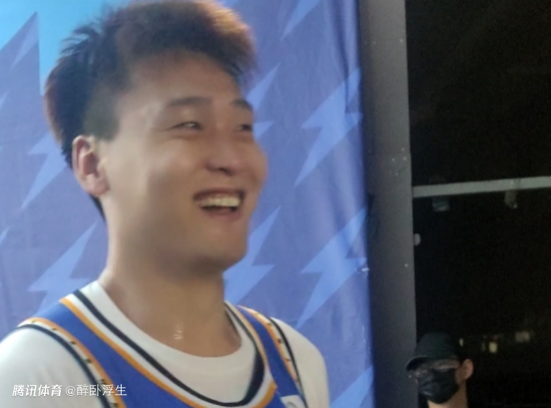 大争议！北京男篮出局后球迷大喊“赵睿滚蛋” 本尊再次微笑回应