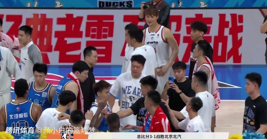  北京球迷看台痛哭！CBA骑士让许利民火出圈 媒体人：白花那么多钱