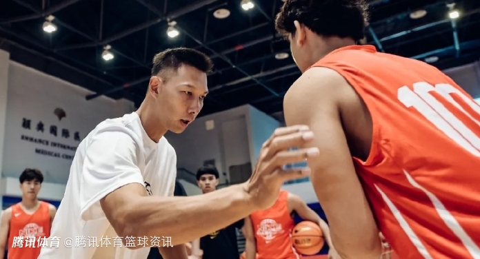 中国篮协联手耐克举办亚洲篮球训练营 易建联亮相并指导小球员
