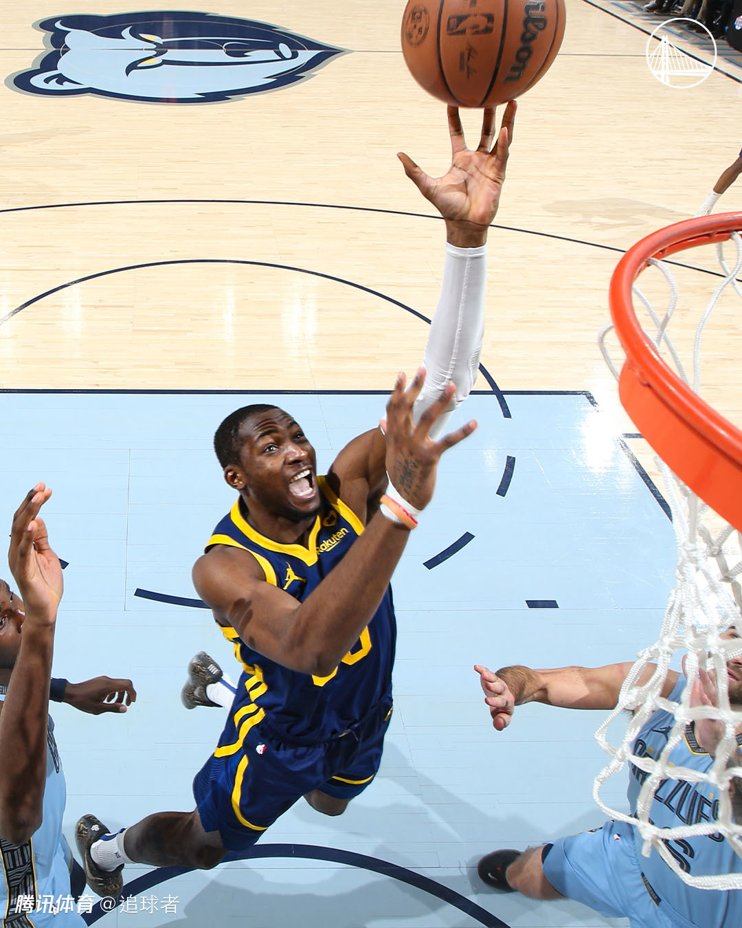 勇士双库49分轻取灰熊:库里关键三分 新星连续8场20 暴扣终结_热议nba