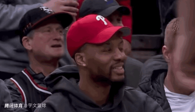 心系老东家利拉德现场观赛开拓者引热议目睹前队友丢绝平神情揪心