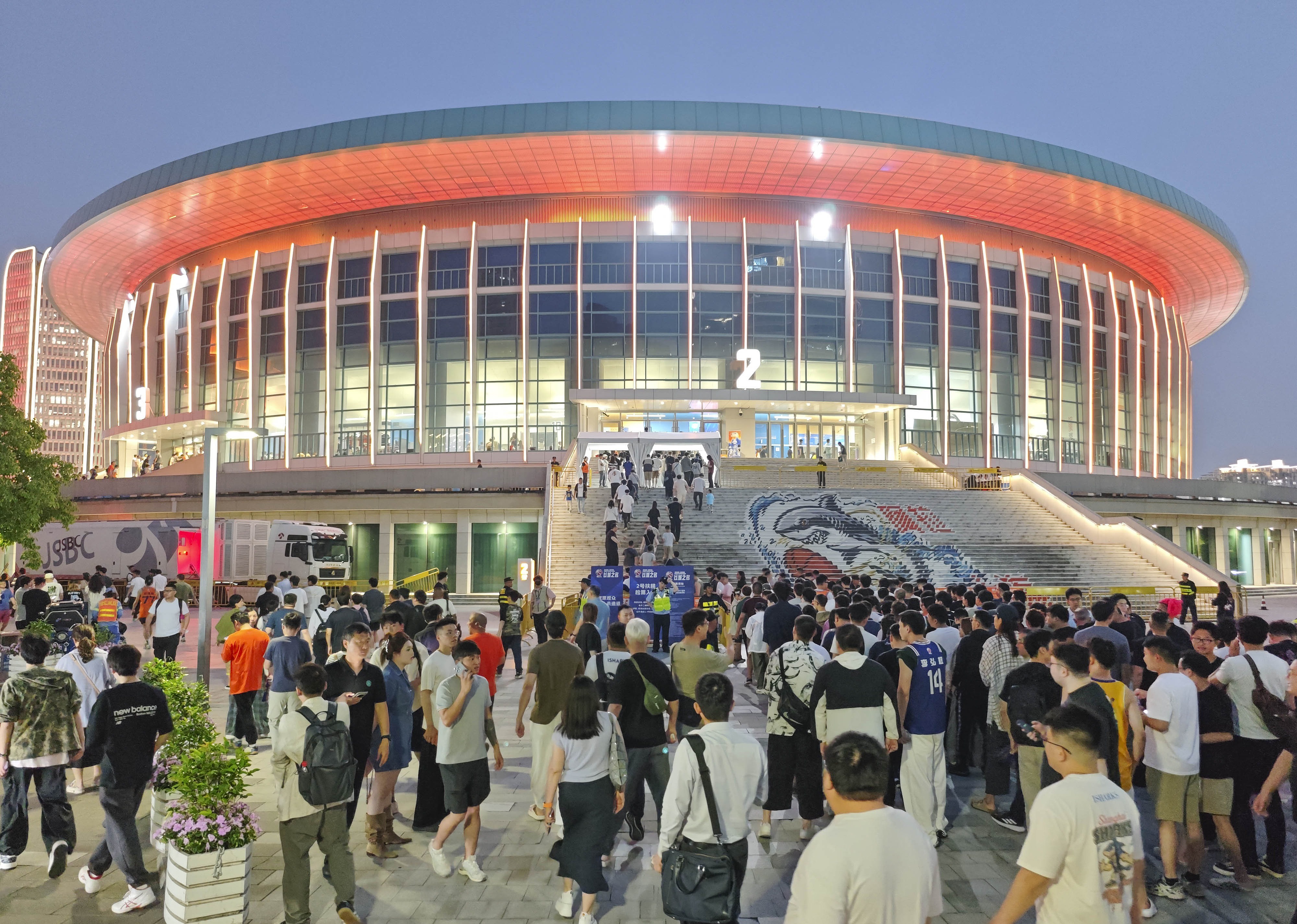 CBA官方处罚上海赛区：观众喊"黑哨" 核减经费2万扣3.75分