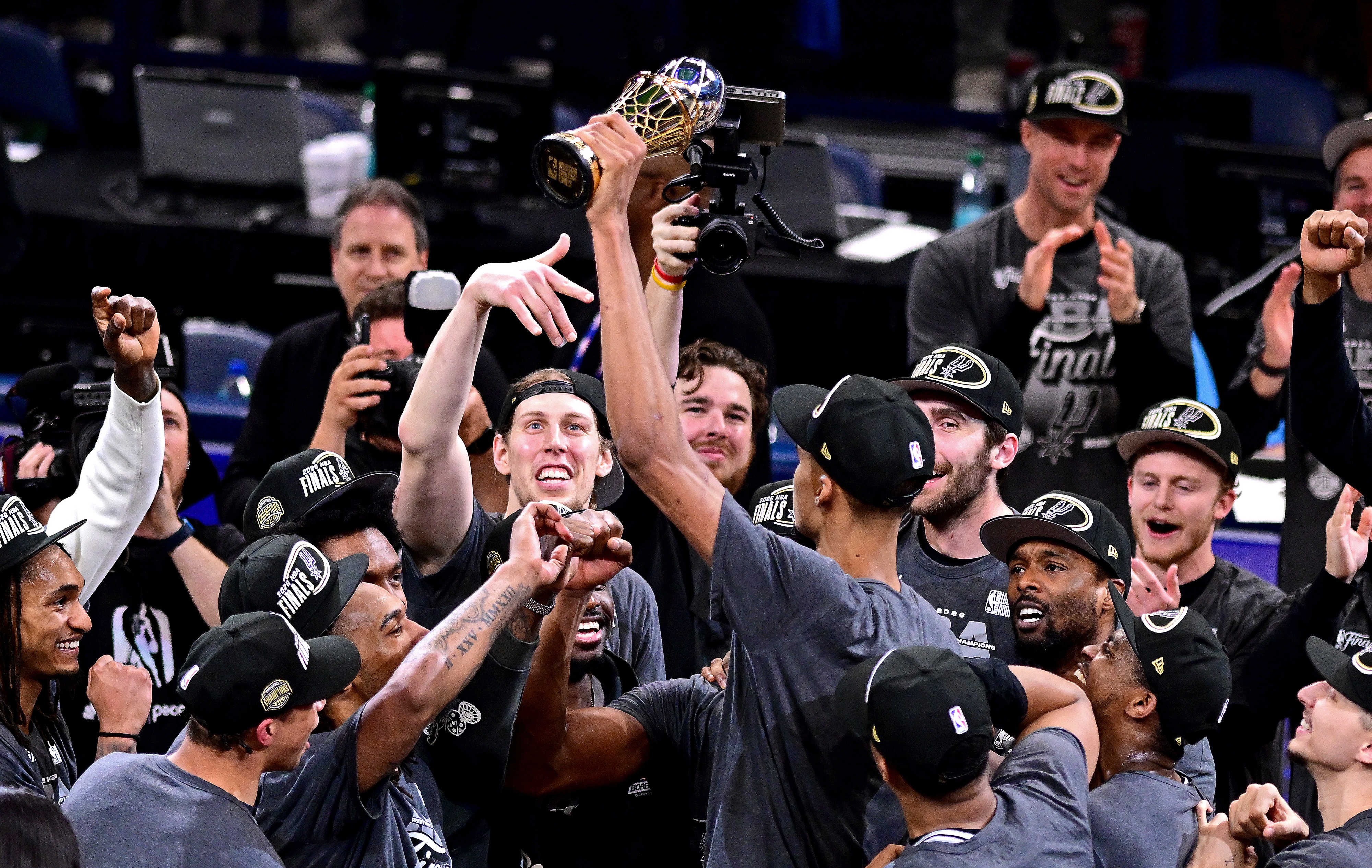 Skip Bayless炮轰文班亚马"假硬汉"，后者回击：我们的成功不是偶然