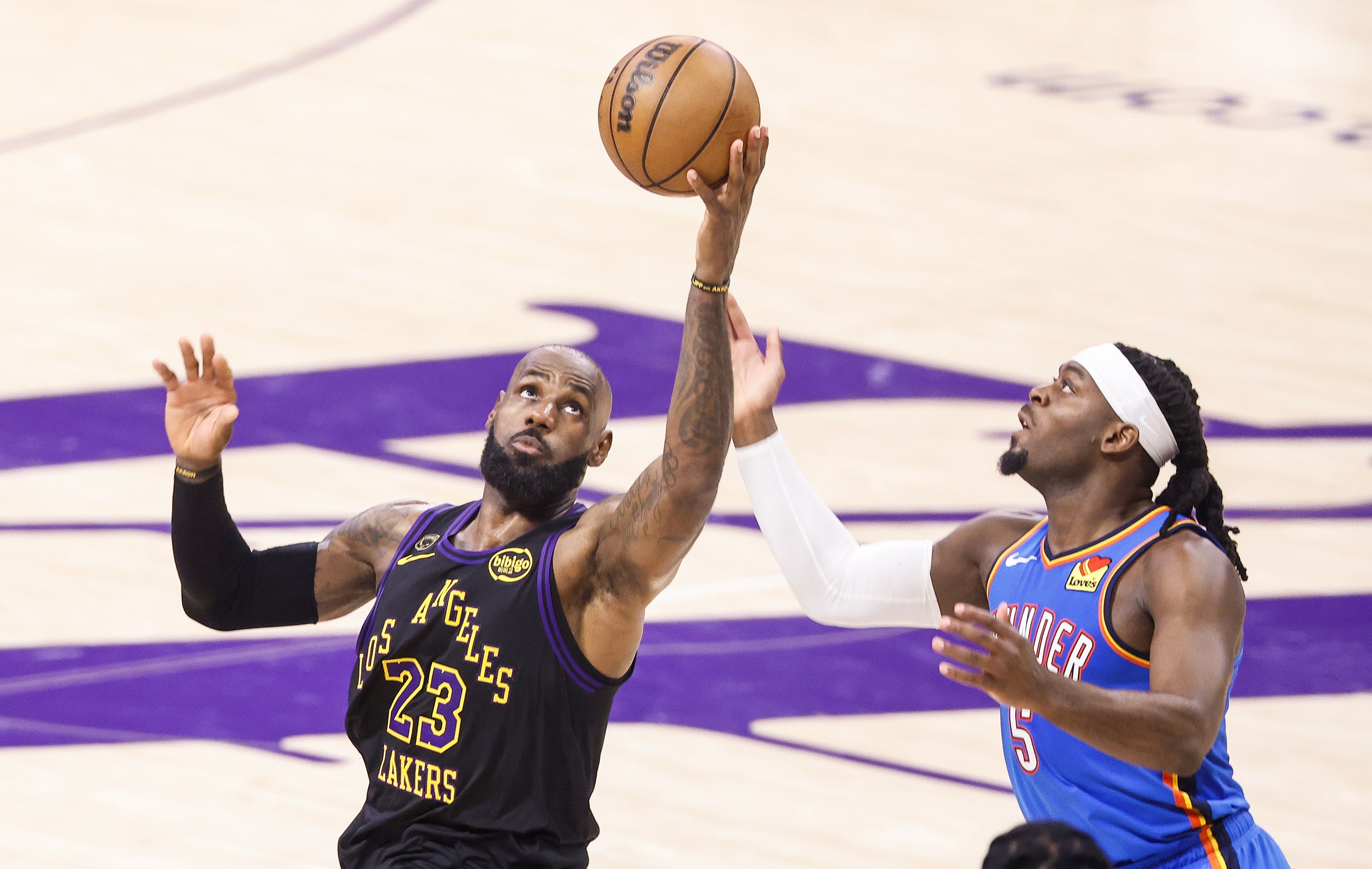 ESPN记者爆料：湖人与詹姆斯仅"保持联系"，未获回归承诺更未谈薪资